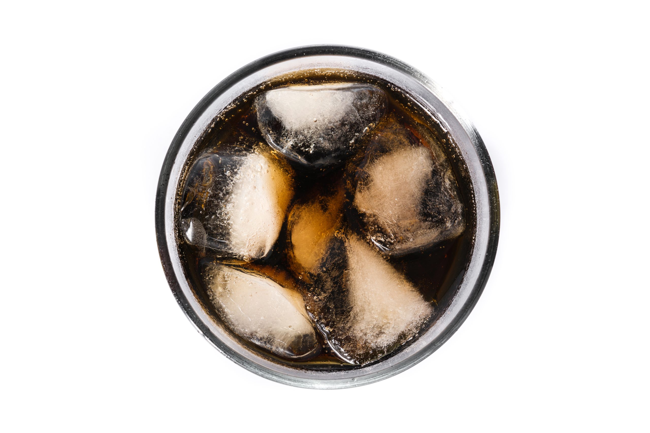 pohľad z vrchu na pohár plný koka koly s ľadom