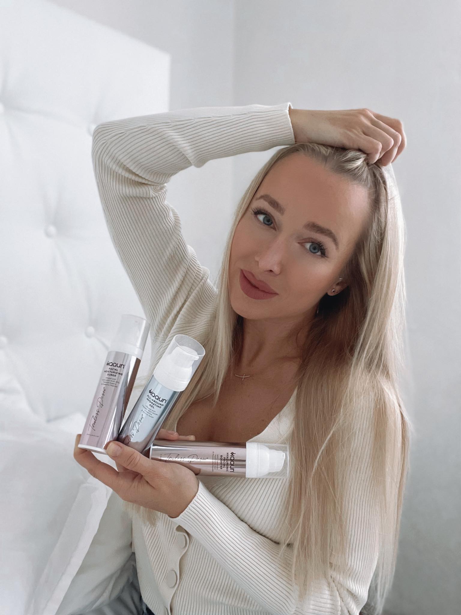 Krásna žena drží tri produkty Timeless Desire