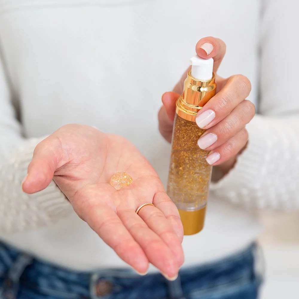 kyslíková kozmetika kyslíkový gél so viditeľnými zrniečkami zlata priamo na vašej ruke